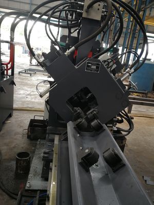 打つ力1000kNが付いている灰色色CNCの角度の打ち、せん断機械