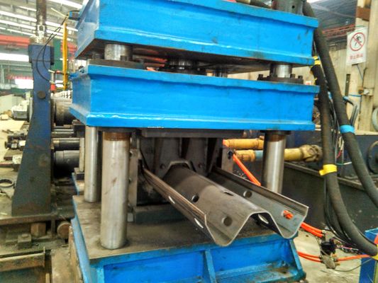 生産ライン製造の供給を直接形作るハイウェーのガードレールの版の冷たいローラー
