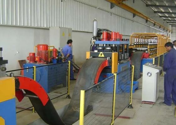 ガードレール用高速成形機、ガードレールおよび防護柵製造ライン