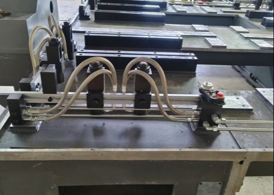 PZ4040/2 型ガントリー移動式 CNC 穴あけ加工機 材料重ね厚さ 最大 100mm