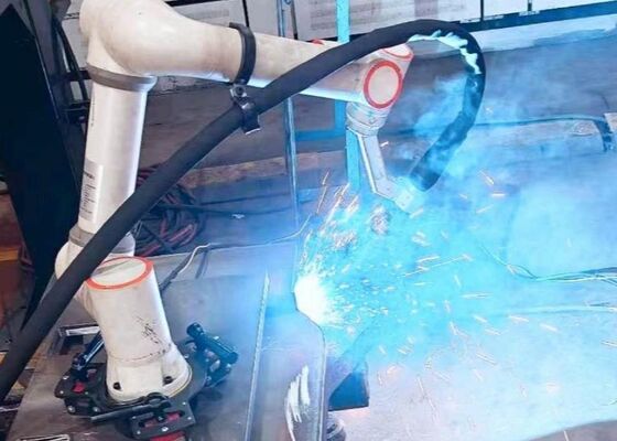 人工ロボット協働のためのコラボレーティブウェルディングロボット